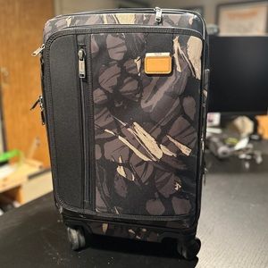 TUMI Merge International Carryon luggage Expandable Highlands Camo